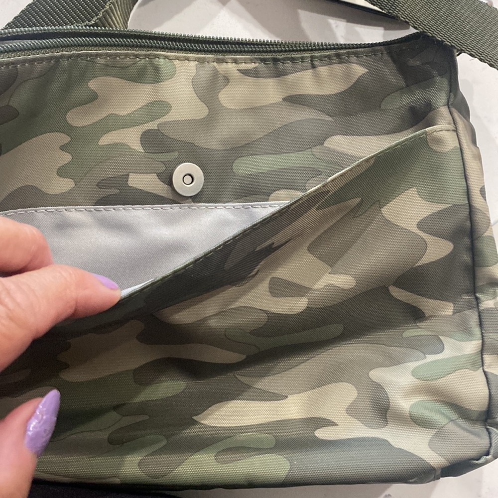 💚🆕Baggallini Joey Large Crossbody, Camo Olive Green - Picture 6 of 8